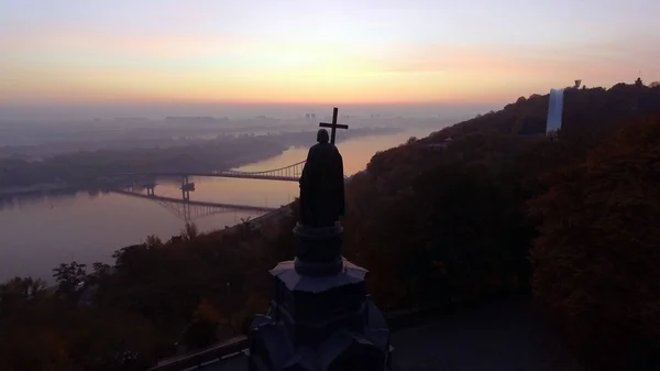 Vista aérea para a estátua de St. Volodymyr no parque da cidade. Kiev. Ucrânia — Fotografia de Stock