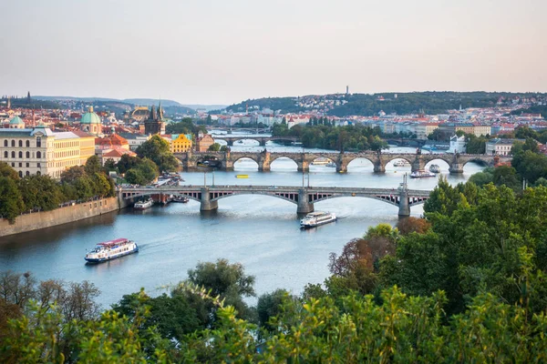 Ponts de Prague, y compris le célèbre pont Charles, République tchèque, Europe — Photo