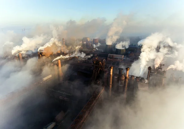 Промислове місто Маріуполь, в дим промислових підприємств і туман на світанку. — стокове фото