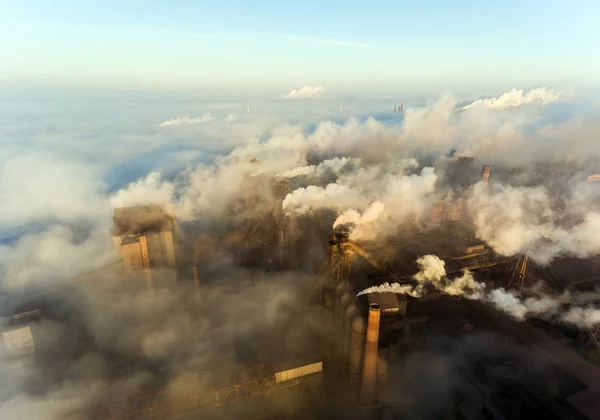 Промышленный город Мариуполь, Украина, в дыму промышленных заводов и тумане на рассвете . — стоковое фото