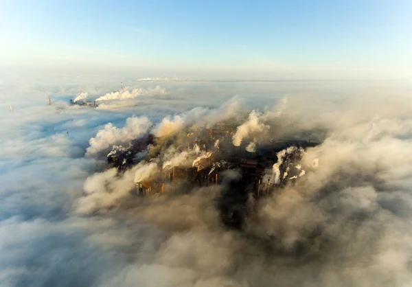 Ciudad industrial de Mariupol, Ucrania, en el humo de las plantas industriales y la niebla al amanecer . —  Fotos de Stock