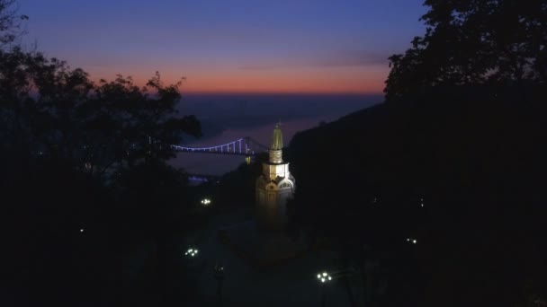 Flygfoto till staty av St. Volodymyr i stadsparken. Kiev. Ukraina — Stockvideo