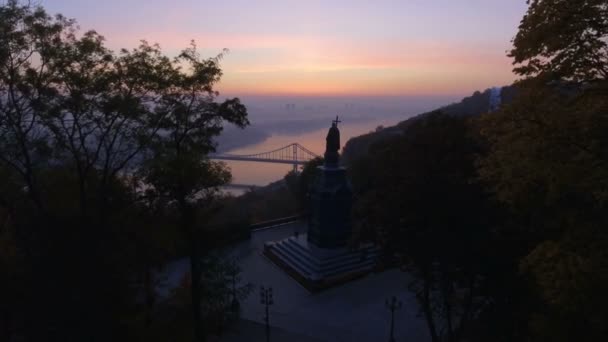 Vista aérea a la estatua de San Volodymyr en el parque de la ciudad. Kiev. Ucrania — Vídeo de stock