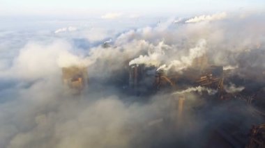 Havadan görünümü sanayileşmiş şehir üzerinde. Metalurji tesisi kirliliği. Pis duman ve Duman boruları çelik fabrikası ve yüksek fırınlar üzerinden. Ekolojik