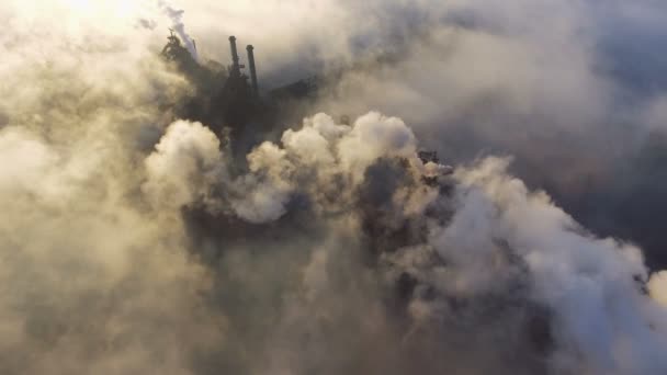 Vue aérienne sur la ville industrialisée. pollution par les installations métallurgiques. Fumée sale et smog provenant des tuyaux des aciéries et des hauts fourneaux. Écologique — Video