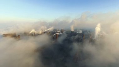 Havadan görünümü. Sanayi Boruları dumanlı atmosferi kirleten
