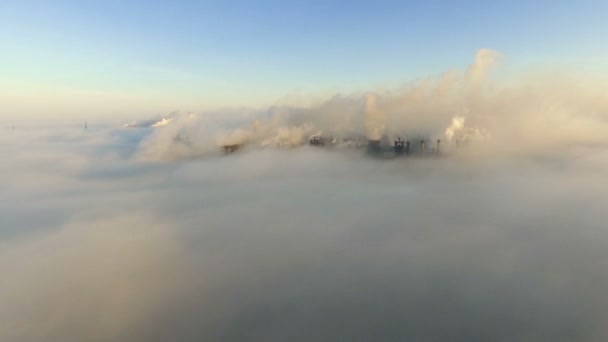 Vista aérea. Las tuberías de la industria contaminan la atmósfera con humo — Vídeo de stock