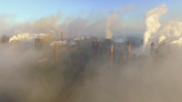 Вид с воздуха. Промышленные трубы загрязняют атмосферу дымом — стоковое видео