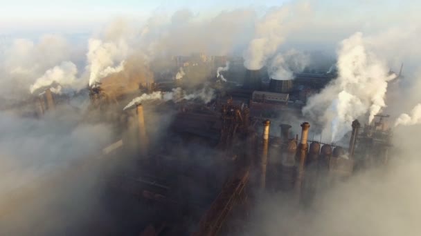 Вид с воздуха. Трубы бросают дым в небо. Большой завод на фоне города . — стоковое видео