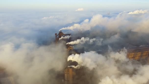 Poluição do ambiente: um tubo com fumo. Zona industrial com um grande tubo de fumo branco grosso é derramado a partir do tubo de fábrica. Vista aérea — Vídeo de Stock