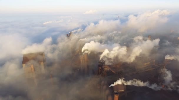 환경 오염: 연기와 파이프. 대형 파이프 두꺼운 흰색 연기 산업 영역 공장 파이프에서 부 어 있다. 공중 보기 — 비디오
