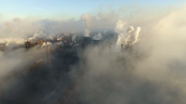 Znečištění životního prostředí: potrubí s kouřem. Průmyslová zóna potrubí větších hustý bílý kouř se sype z factory kanálu. Letecký pohled — Stock video