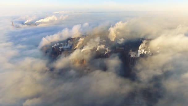 Luchtfoto. Pijpen rook in de lucht gooien. Grote Plant op de stad. — Stockvideo