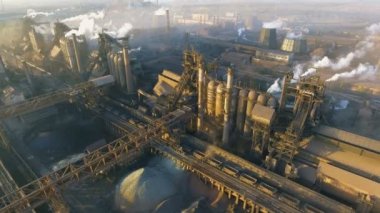 Çevre kirliliği: dumanlı bir boru. Sanayi Bölgesi. Havadan görünümü