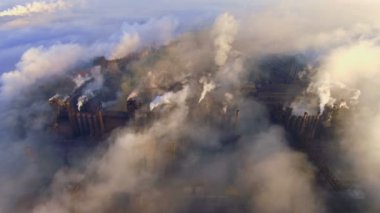 Çevre kirliliği: dumanlı bir boru. Sanayi Bölgesi. Havadan görünümü