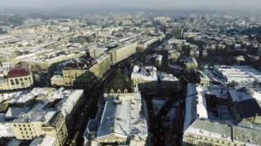 Lviv, Ukrayna. Antik kentin Panoraması. Eski binaların çatıları. Kış.