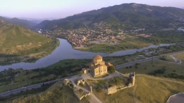 Mtsheta, Gürcistan Svetitskhoveli Katedrali ile hava dron görünümü