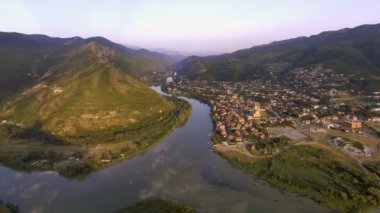Mtsheta, Gürcistan Svetitskhoveli Katedrali ile hava dron görünümü