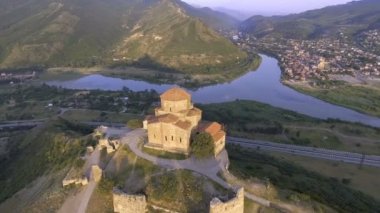 Mtsheta, Gürcistan Svetitskhoveli Katedrali ile hava dron görünümü