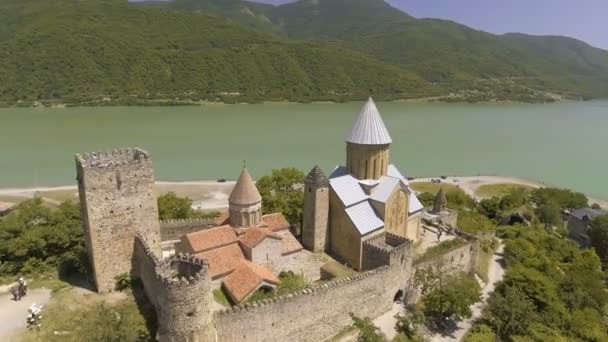 Luftaufnahme einer Burg ananuri georgia — Stockvideo