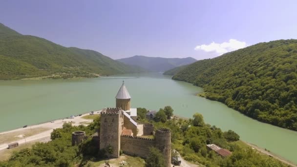 Flygfoto över ett slott ananuri Georgien — Stockvideo