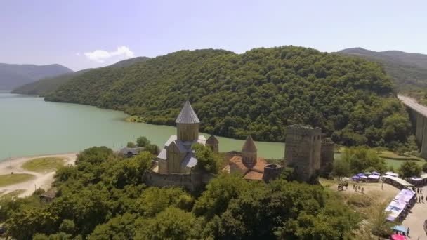 Luftaufnahme einer Burg ananuri georgia — Stockvideo