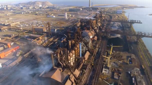 钢厂和鼓风炉管道中的脏烟和烟雾的鸟图。工业化城市, 来自冶金厂的污染。生态 — 图库视频影像