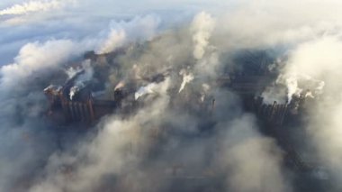 Havadan görünümü üzerinde kirli duman ve Duman boruları çelik fabrikası ve yüksek fırınlar üzerinden. sanayileşmiş şehir, Metalurji tesisi kirliliği. Ekolojik