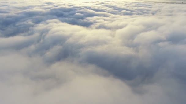 Vista de las nubes desde el avión. sobrevolando la tierra — Vídeo de stock