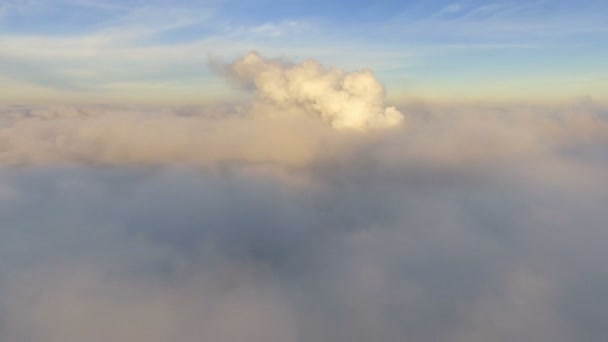 Vista de las nubes desde el avión. sobrevolando la tierra — Vídeo de stock