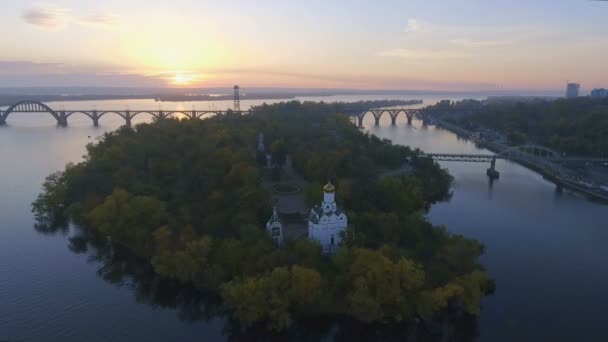 Lento yli kristillisen kirkon Luostarin saarella, Dnepr City, Ukraina — kuvapankkivideo