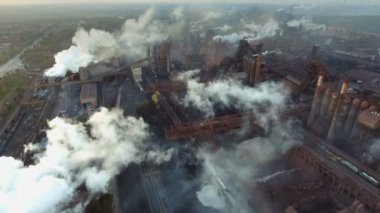 Üstten görünüm Metalurji tesisi. Duman fabrika boru dışarı geliyor. ekoloji