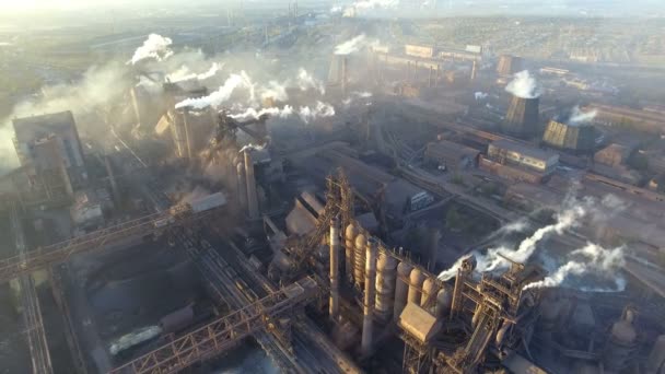 Blick von oben auf das Hüttenwerk. Rauch quillt aus Fabrikrohren. Ökologie — Stockvideo