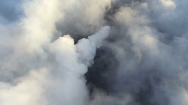 Üstten görünüm Metalurji tesisi. Fabrika boru dışarı geliyor duman.