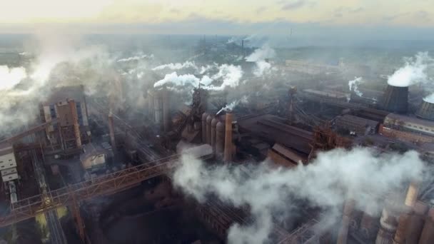 Vista superior de la planta metalúrgica. Humo saliendo de las tuberías de la fábrica. ecología — Vídeo de stock