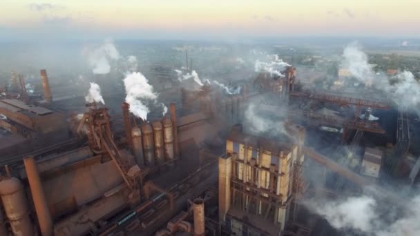冶金の植物の平面図です。工場パイプから出てくる煙。エコロジー — ストック動画
