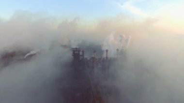 Üstten görünüm Metalurji tesisi. Duman fabrika boru dışarı geliyor. ekoloji