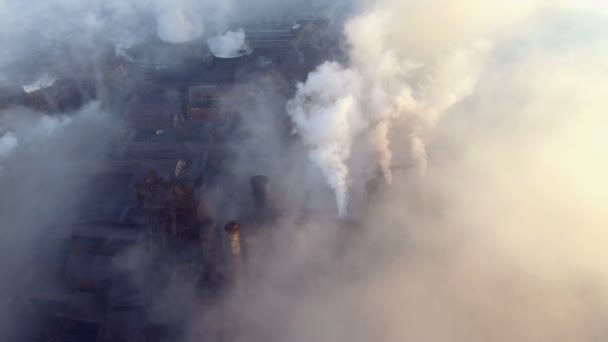 Vista Superior Planta Metalúrgica Fumo Sair Dos Canos Fábrica Contaminação — Vídeo de Stock