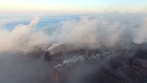 Vista superior da planta metalúrgica. Fumo a sair dos canos da fábrica. ecologia — Vídeo de Stock