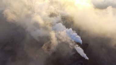 Üstten görünüm Metalurji tesisi. Duman fabrika boru dışarı geliyor. ekoloji