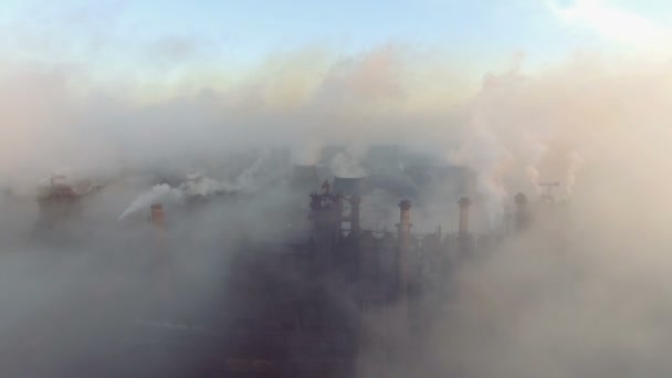 Ville industrielle de Mariupol, Ukraine, dans la fumée des installations industrielles — Video