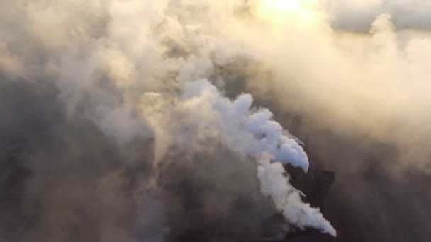 Промышленный город Мариуполь, Украина, в дыму промышленных предприятий — стоковое видео