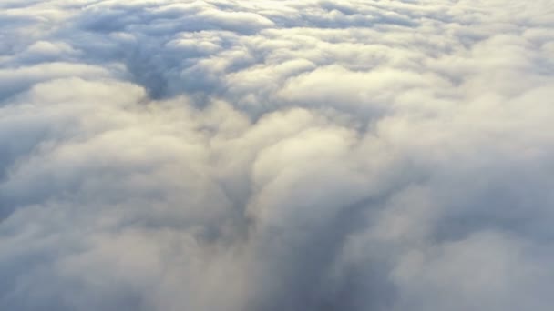 Blick auf die Wolken vom Flugzeug aus. Flug über die Erde — Stockvideo