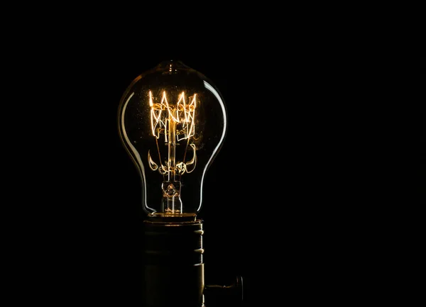 Edisons žárovka svítí od elektrického proudu — Stock fotografie