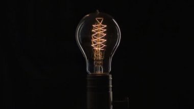 Edisons ampul yanar yavaş yavaş gelen elektrik akımı