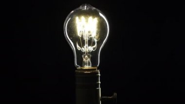 Edisons ampul yanar yavaş yavaş gelen elektrik akımı