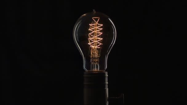 Edisons lampadina si illumina lentamente dalla corrente elettrica — Video Stock