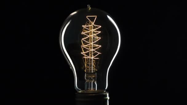 Edisons glödlampa tänds långsamt från elektrisk ström — Stockvideo