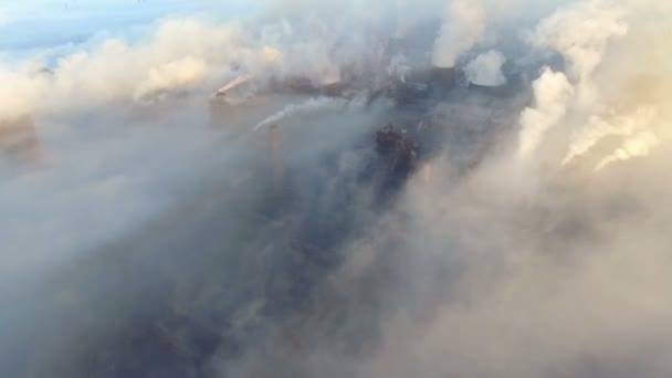 Vue de dessus de l'usine métallurgique. De la fumée qui sort des tuyaux de l'usine. écologie — Video