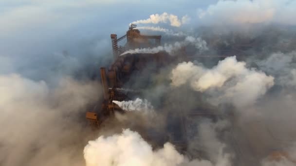 Vista superior da planta metalúrgica. Fumo a sair dos canos da fábrica. ecologia — Vídeo de Stock